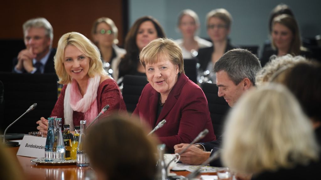 Kanzlerin Merkel nimmt an der 3. Konferenz "Frauen in Führungspositionen" teil