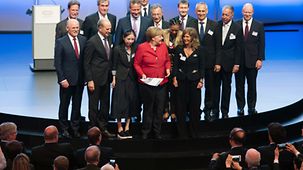 Bundeskanzlerin Angela Merkel (M.) erhält die Empfehlungen und Handlungsvorschläge von Spitzenvertretern der Wirtschaft, im Rahmen des Business20-Dialogforums