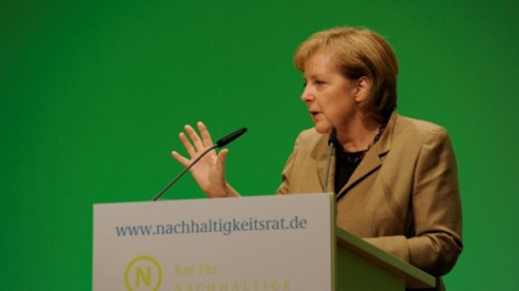Angela Merkel hinterm Rednerpult.