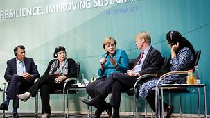 Bundeskanzlerin Angela Merkel (Mitte) bei der G20 Dialogveranstaltung Labour 20 (v.l.n.r. Hassan Yussuf, Sharan Burrow, Reiner Hoffmann, Jyotiben Macwan)