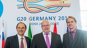 Die Teilnehmer von Forschungsinstituten und Think Tanks aus den G20-Staaten übergaben ihm ihre Empfehlungen, die ebenfalls in die Vorbereitungen des G20-Gipfels am 7. und 8. Juli in Hamburg einfließen.