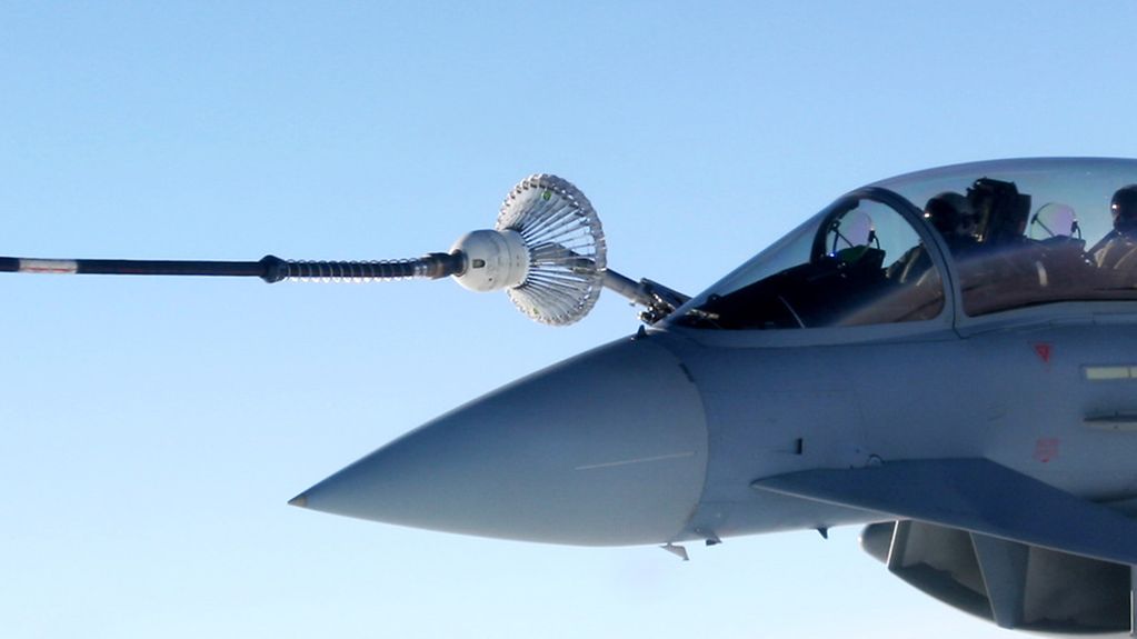 Ravitaillement d'un Eurofighter par un avion Airbus
