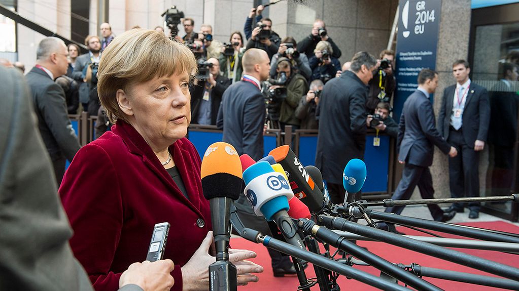 Bundeskanzlerin Angela Merkel gibt bei ihrer Ankunft zu einem EU-Sondergipfel der Staats- und Regierungschefs der EU ein Pressestatement.