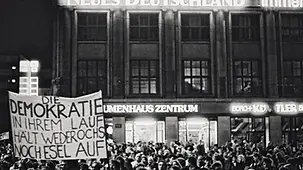 Des manifestants à Leipzig devant l’université Karl Marx