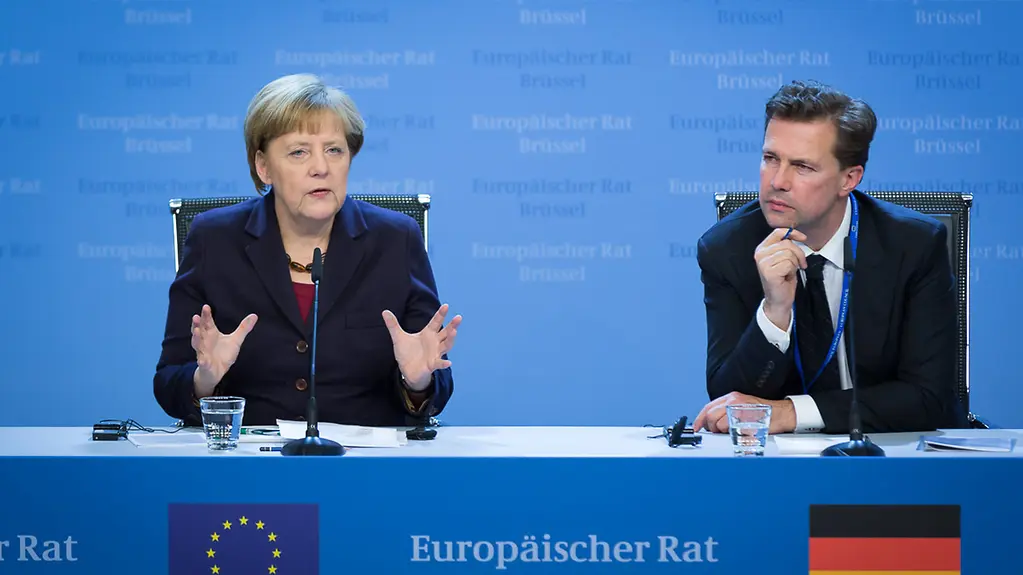 Bundeskanzlerin Angela Merkel spricht auf der Abschlusspressekonferenz neben ihr: Regierungssprecher Steffen Seibert.