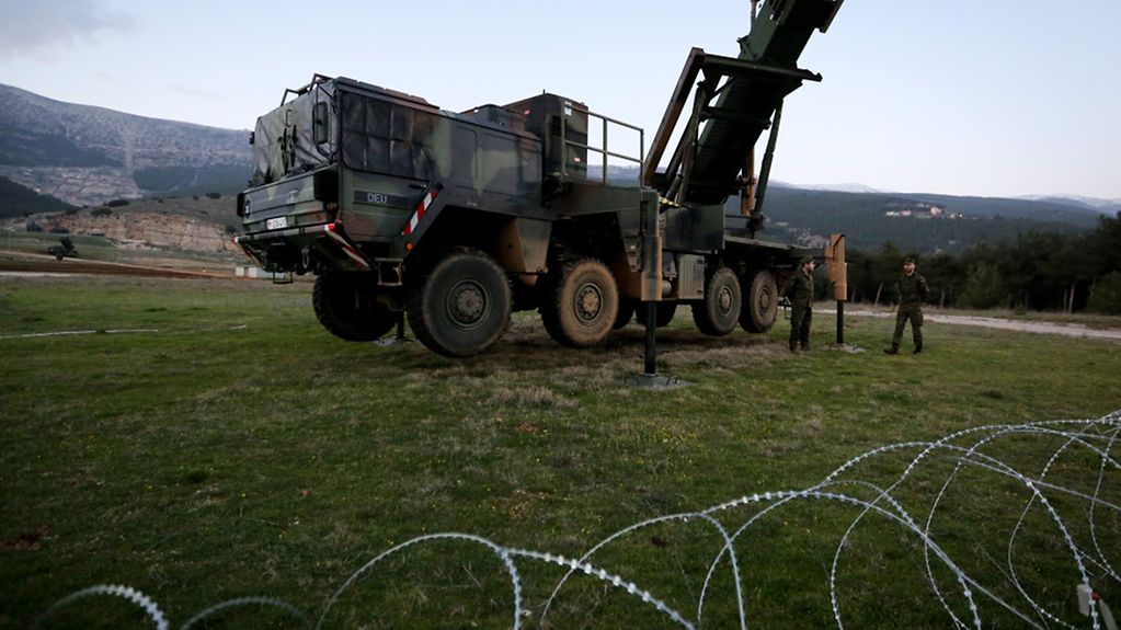 La position de l'escadrille de défense Patriot de la Bundeswehr dans la province de Kahramanmaras, au sud de la Turquie, est entourée de fil de fer barbelé