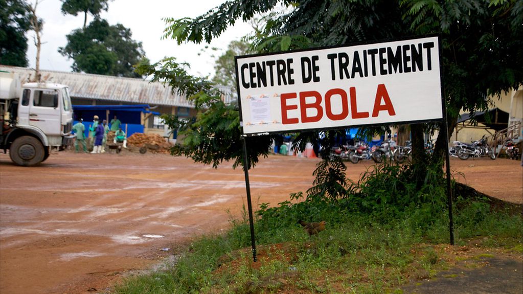 Auf einem Schild steht "Behandlungszentrum Ebola"