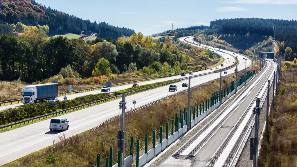 Autobahn und Schienen