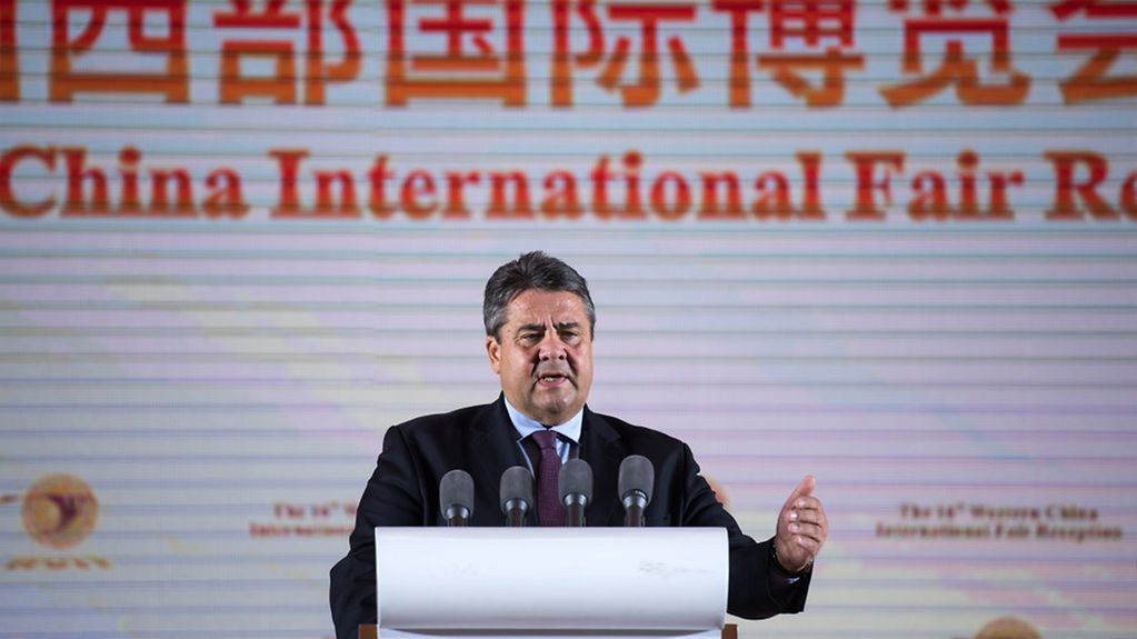Bundeswirtschaftsminister Sigmar Gabriel (SPD) spricht am 02.11.2016 zur Eröffnung der Westmesse in Chengdu (China). Der deutsche Wirtschaftsminister ist bis Samstag (05.11.2016) mit einer großen Wirtschaftsdelegation zu Besuch in China und Hongkong.