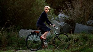 Nina Hoss fährt auf einem Fahrrad
