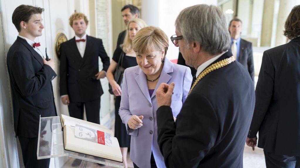 Bundeskanzlerin Angela Merkel und Präsident Günter Stock beim Leibniztag der Berlin- Brandenburgischen Akademie der Wissenschaften (BBAW) im Konzerthaus in Berlin am 06.06.2015.
