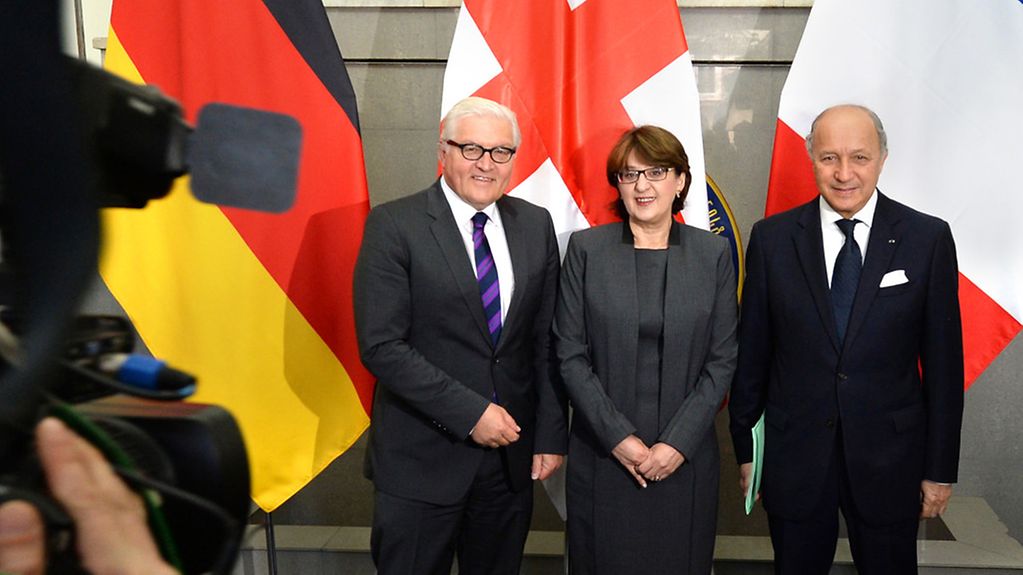 Bundesaußenminister Frank-Walter Steinmeier am 24.04.2014 in Tiflis mit seinem französischen Amtskollegen Laurent Fabius und der georgischen Außenministerin.