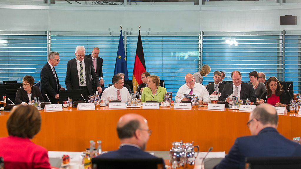 Die Kanzlerin und einige Bundesminister mit den Regierungschefs der Länder im Kanzleramt.
