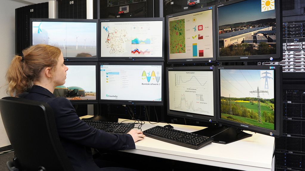 Mitarbeiterinnen des Fraunhofer-Institus sitzt vor vielen Monitoren.