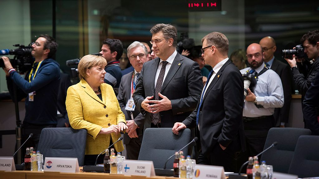 Bundeskanzlerin Angela Merkel im Gespräch mit Kroatiens Ministerpräsident Andrej Plenkovic und Finnlands Ministerpräsident Juha Sipilä vor Beginn einer Sitzung des Europäischen Rates.
