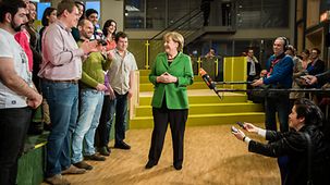 Bundeskanzlerin Merkel im Gespräch mit Wooga-Mitarbeitern