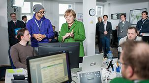 Bundeskanzlerin Angela Merkel im Gespräch mit Gründer Madisch in den Büroräumen des Unternehmens.