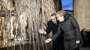 Bundeskanzlerin Angela Merkel und der Vorsitzende des Verbands Jüdischer Glaubensgemeinschaften, András Heisler, am Baum des Lebens.