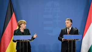 Bundeskanzlerin Angela Merkel und der ungarische Ministerpräsident Viktor Orban beim Pressestatement.