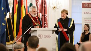 Bundeskanzlerin Angela Merkel bei der Verleihung der Ehrendoktorwürde der Szeged-Universität.