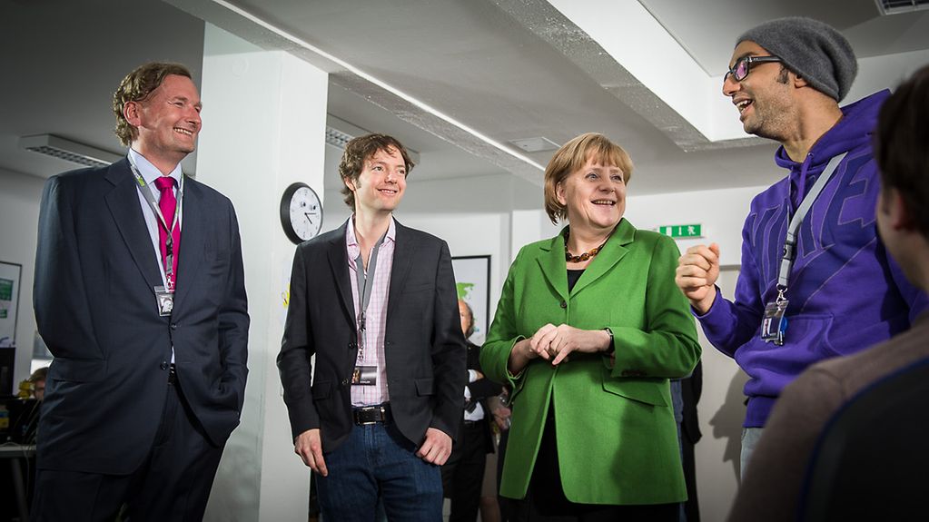 Kanzlerin Merkel (2.v.re.) mit den Gründern vom Internet Start-up Research Gate