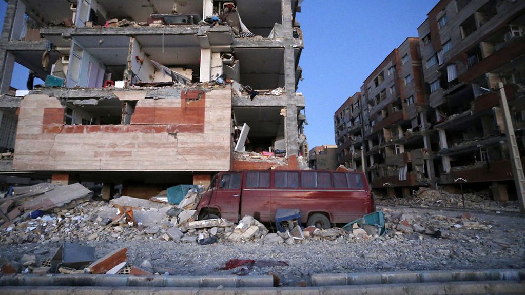 Ruined buildings and cars in the western Iranian town of Sarpol-e Zahab following an earthquake