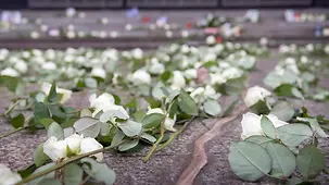 Rosen liegen vor der Gedächtniskirche.