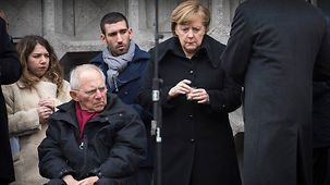 Bundeskanzlerin Angela Merkel mit einer Kerze bei der Gedenkveranstaltung anlässlich des ersten Jahrestages des Anschlags vom Breitscheidplatz.