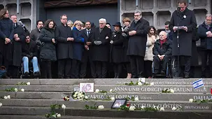 Berlins Regierender Bürgermeister Michael Müller spricht vor der Gedächtniskirche.