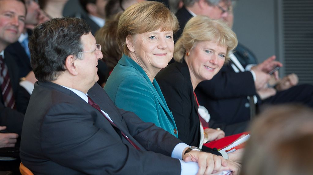 Monika Grütters sitzt neben Angela Merkel