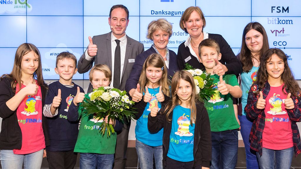 Kulturstaatsministerin Grütters und Kinder beim Gruppenfoto.