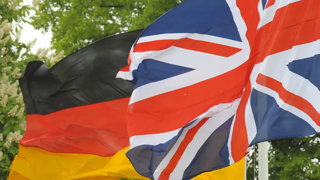 Die Flaggen Großbritanniens und Deutschlands wehen am Mittwoch (29.04.2009) im Garten von Schloss Bellevue in Berlin.
