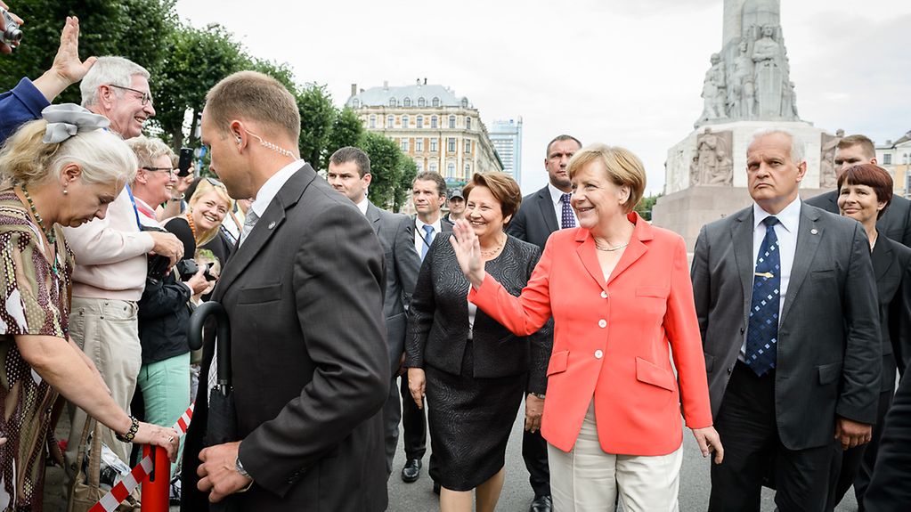 Bundeskanzlerin Angela Merkel wird in Riga begrüßt.