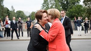 Bundeskanzlerin Angela Merkel und die lettische Ministerpräsidentin Laimdota Straujuma begrüßen sich.