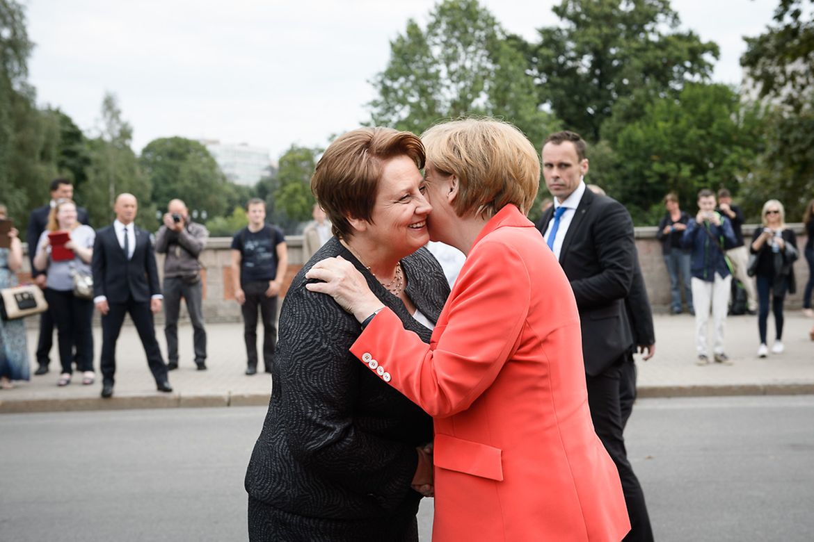 Bundeskanzlerin Angela Merkel und die lettische Ministerpräsidentin Laimdota Straujuma begrüßen sich.