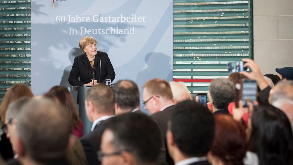 Bundeskanzlerin Angela Merkel spricht auf der Veranstaltung "60 Jahre Gastarbeiter in Deutschland".