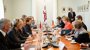 Bundeskanzlerin Angela Merkel im Gespräch mit der Ministerpräsidentin.