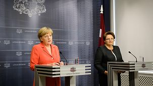 Bundeskanzlerin Angela Merkel und die lettische Ministerpräsidentin bei der abschließenden Presseunterrichtung.
