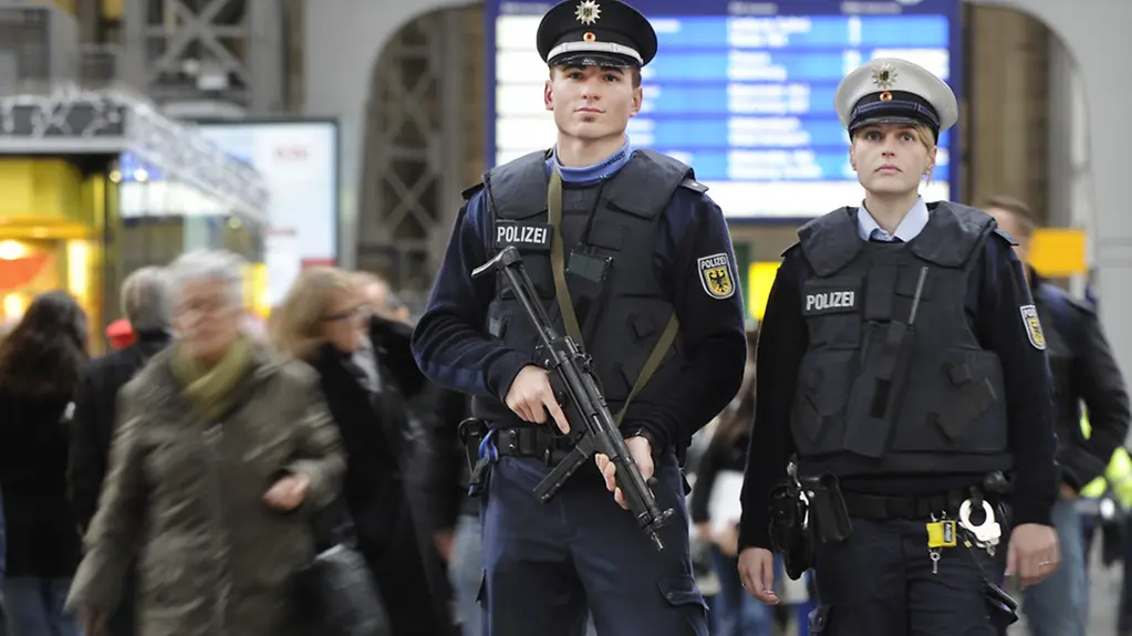 Bundespolizisten auf Streife im Hauptbahnhof in Frankfurt am Main