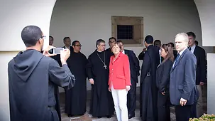 Bundeskanzlerin Angela Merkel wird vom Abt des Benediktinerklosters Sao Bento, Emanuel D'Able do Amaral begrüßt.
