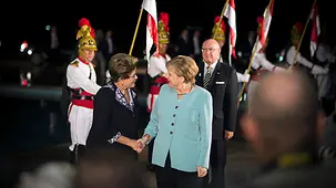 Bundeskanzlerin Angela Merkel und die brasilianische Präsidentin Dilma Rousseff begrüßen sich.