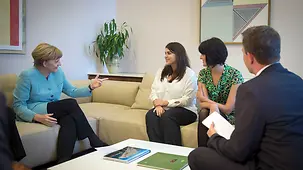 Bundeskanzlerin Angela Merkel unterhält sich mit Stipendiaten.