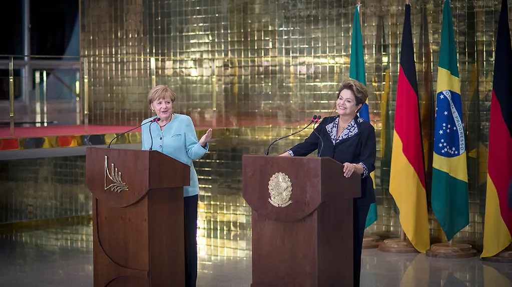 Bundeskanzlerin Angela Merkel steht beim Pressestatement neben der brasilianischen Präsidentin Dilma Rousseff