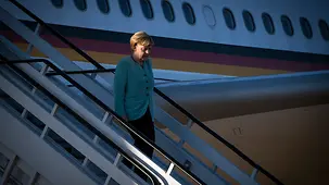 Bundeskanzlerin Angela Merkel steigt aus dem Flugzeug.