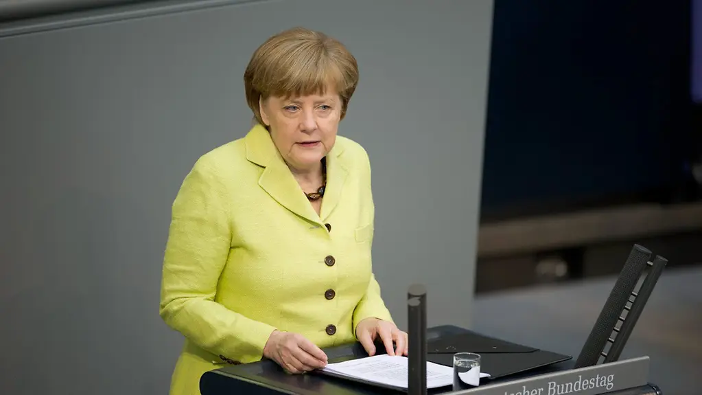 Kanzlin Merkel am Rednerpult im Bundestag.