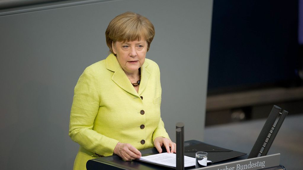 Kanzlin Merkel am Rednerpult im Bundestag.