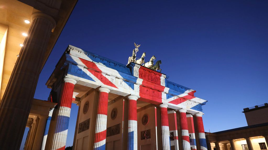 Brandenburger Tor wir angestrahlt mit dem britischen Union Jack