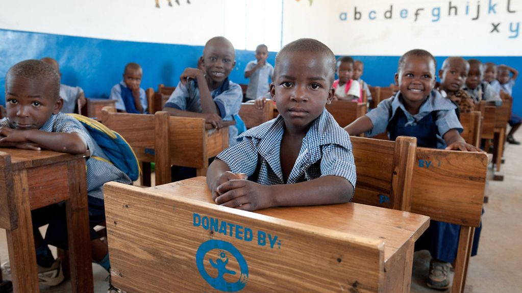 Kinder der Ludete Pre-School in Geita in Tansania. Die Kinder erhalten Ausbildung, Schuluniform und Mittagessen.