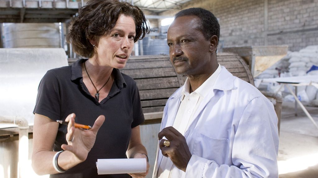 Hilou Vogelmann aus München - Entwicklungshelferin in Addis Abeba - steht neben einem Mann im weißen Kittel.