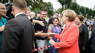 À son arrivée, la chancelière fédérale Angela Merkel est accueillie à Riga, au mémorial de la liberté.